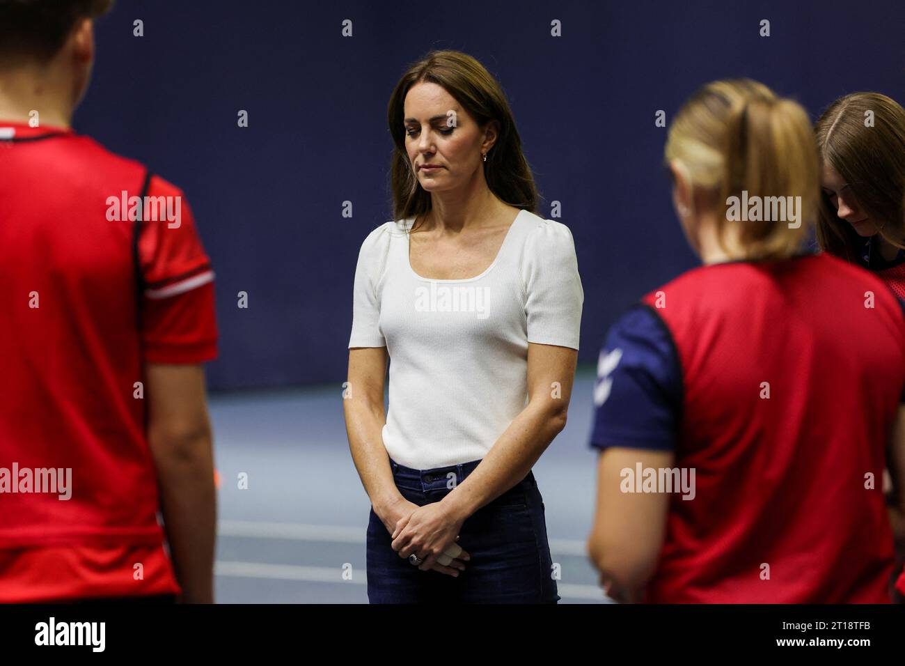 La Princesse de Galles participe à une séance de méditation pendant qu’elle assiste à un atelier de fitness mental organisé par SportsAid au Bisham Abbey National Sports Centre à Marlow pendant la semaine de la Journée mondiale de la santé mentale. Date de la photo : jeudi 12 octobre 2023. Banque D'Images