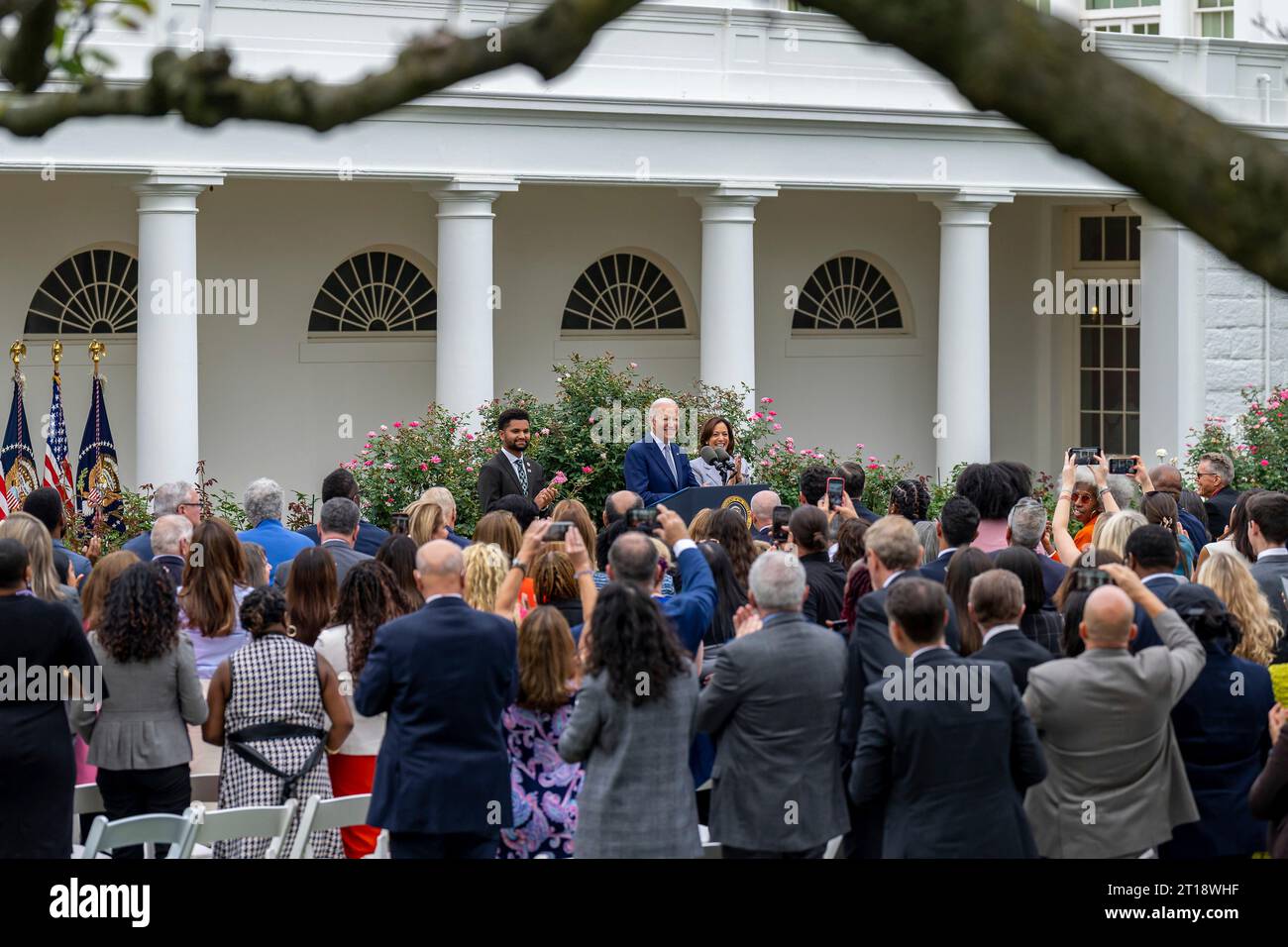 Washington, États-Unis. 22 septembre 2023. Le président américain Joe Biden prononce un discours sur la sécurité des armes à feu alors que le représentant Maxwell Frost D-FL, à gauche, et la vice-présidente Kamala Harris, à droite, regardez lors d'un événement annonçant la création du Bureau de prévention de la violence armée dans la roseraie de la Maison Blanche, le 22 septembre 2023, à Washington, D.C. Credit : Adam Schultz/White House photo/Alamy Live News Banque D'Images