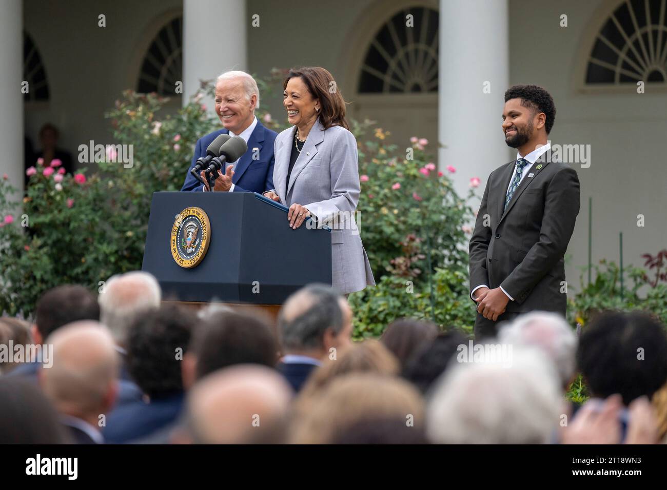 Washington, États-Unis. 22 septembre 2023. Le vice-président américain Kamala Harris prononce un discours sur la sécurité des armes à feu alors que le président Joe Biden, à gauche, et le représentant Maxwell Frost D-FL, à droite, regardez lors d'un événement annonçant la création du Bureau de prévention de la violence armée dans la roseraie de la Maison Blanche, le 22 septembre 2023, à Washington, D.C. crédit : Adam Schultz/White House photo/Alamy Live News Banque D'Images