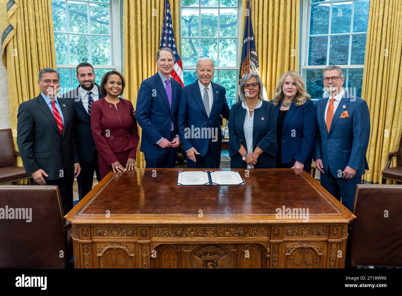 Washington, États-Unis d ' Amérique. 22 septembre 2023. Le président américain Joe Biden, au centre, pose avec des sponsors et des défenseurs après avoir signé H.R. 2544, « The Securing the U.S. Organ Procurement and transplantation Network Act », lors d’une cérémonie au Bureau ovale, le 22 septembre 2023 à Washington, D.C. crédit : Adam Schultz/White House photo/Alamy Live News Banque D'Images
