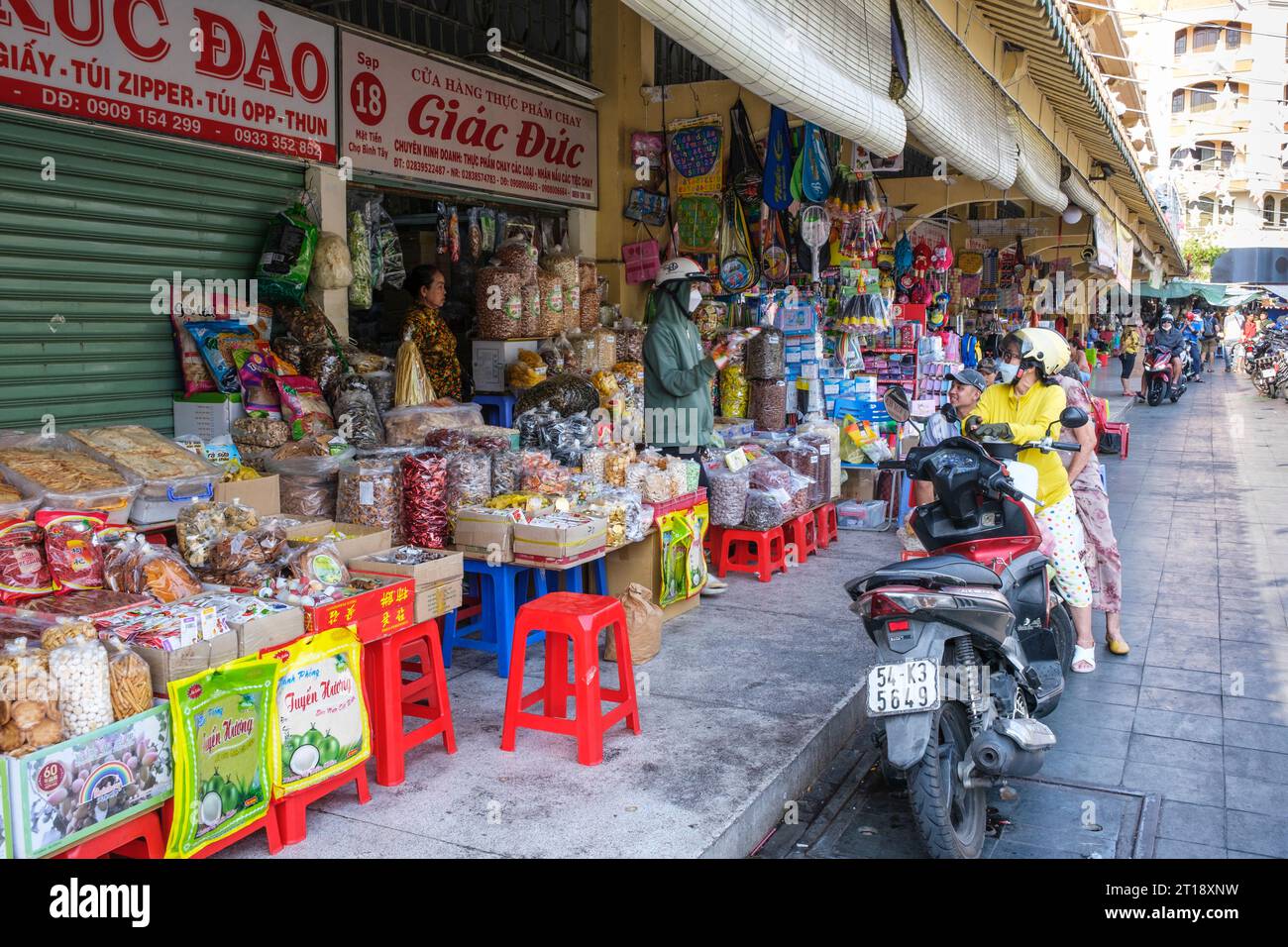 Vendeurs à l'extérieur du marché Binh Tay, Ho Chi Minh ville, Vietnam. Banque D'Images