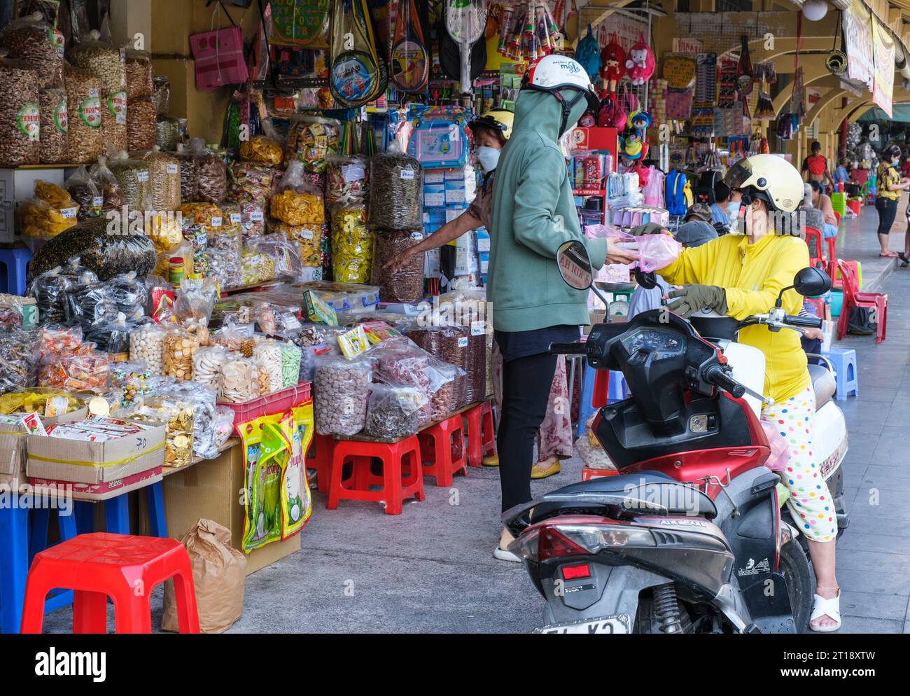 Vendeurs à l'extérieur du marché Binh Tay, Ho Chi Minh ville, Vietnam. Banque D'Images