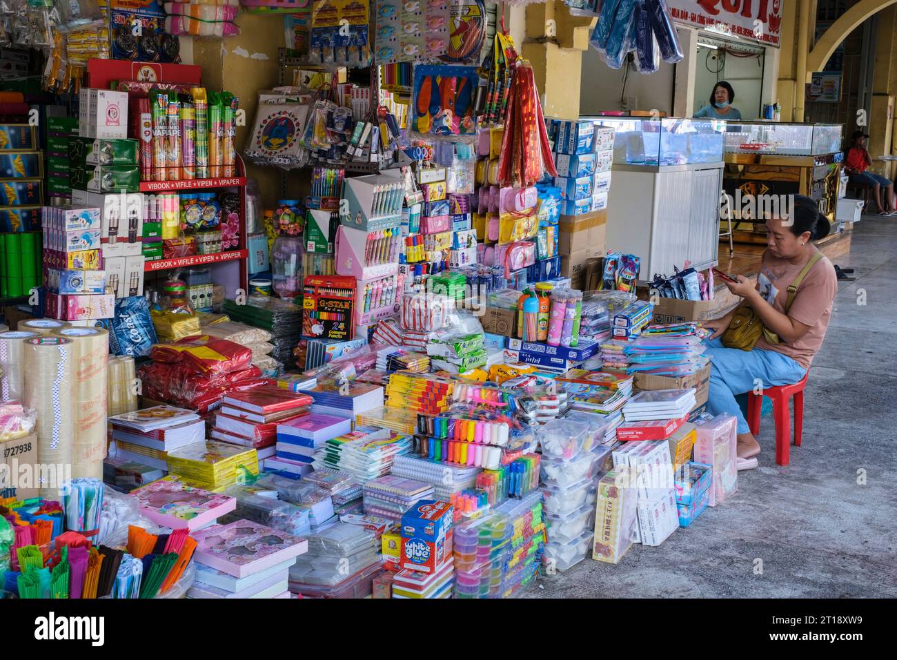 Vendeur de papeterie et fournitures scolaires, marché Binh Tay, Ho Chi Minh ville, Vietnam. Banque D'Images