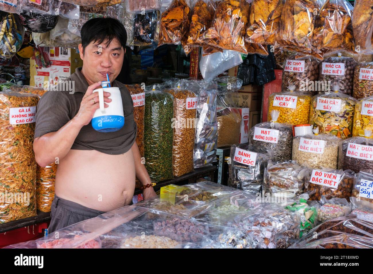 Vendeur de fruits secs et de graines, marché Binh Tay, Ho Chi Minh ville, Vietnam. Banque D'Images