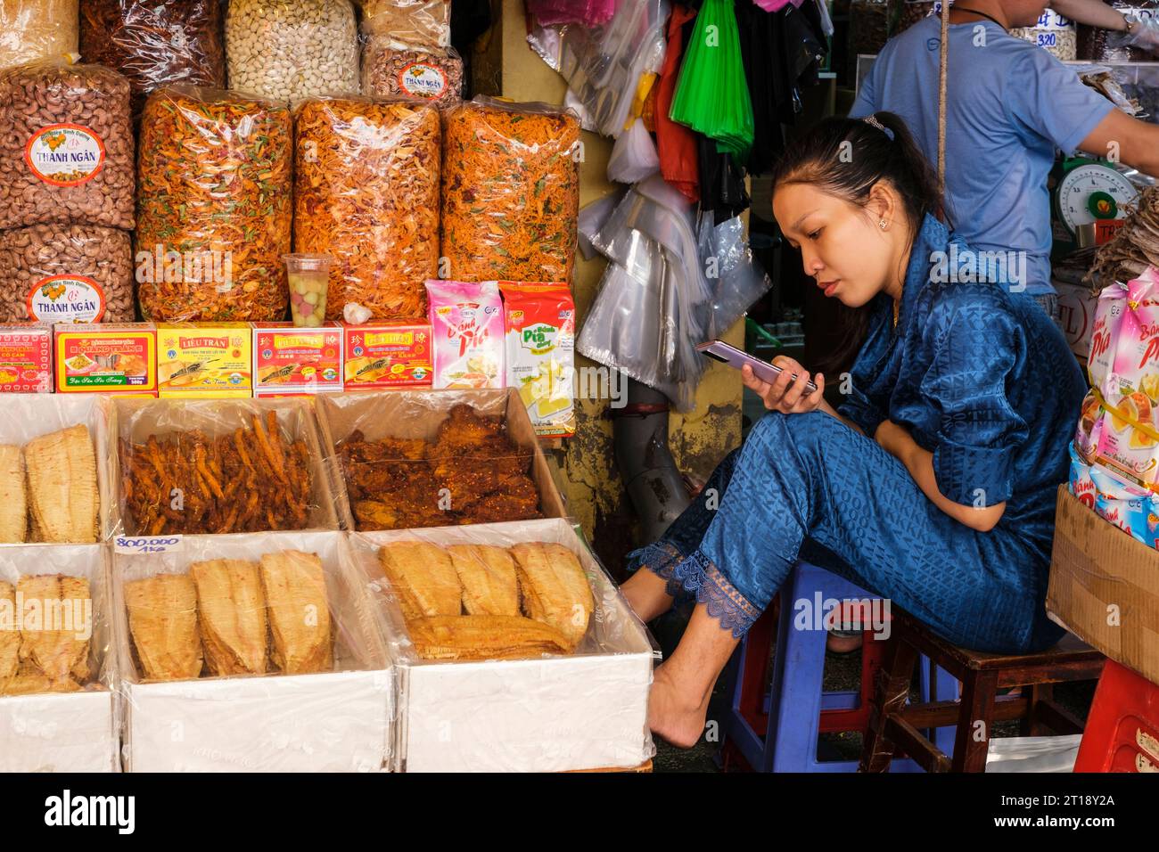 Vendeur de fruits de mer séchés, marché Binh Tay, Ho Chi Minh ville, Vietnam. Banque D'Images