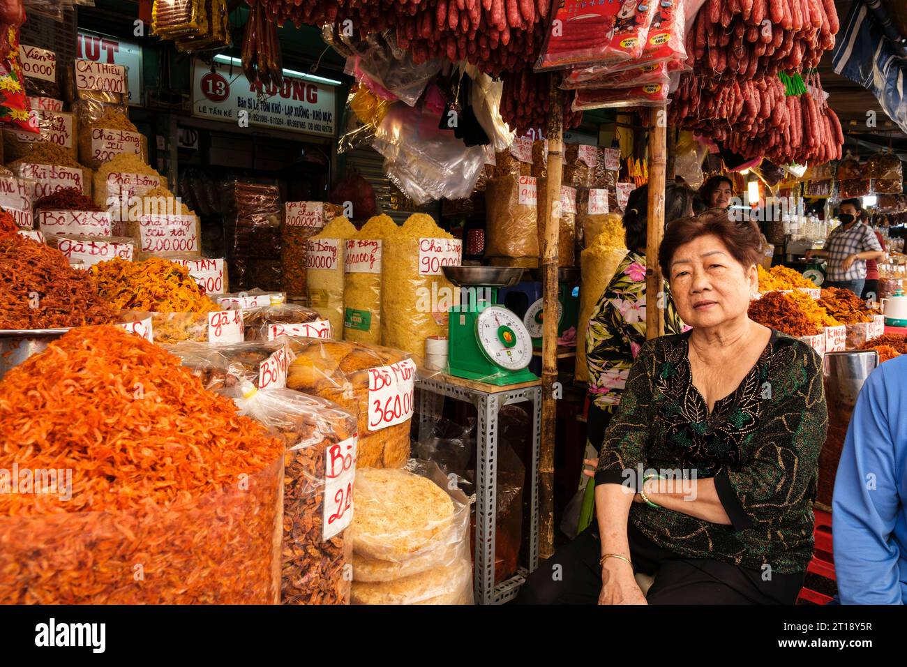 Vendeur de nourriture, marché Binh Tay, Ho Chi Minh ville, Vietnam. Banque D'Images