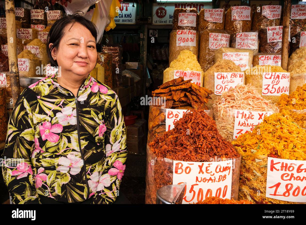 Vendeur de produits alimentaires séchés, marché Binh Tay, Ho Chi Minh-ville, Vietnam. Banque D'Images