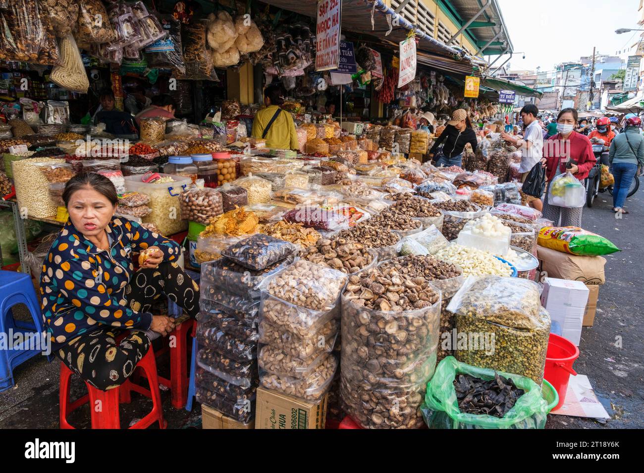Vendeur de champignons, marché Binh Tay, Ho Chi Minh ville, Vietnam. Banque D'Images