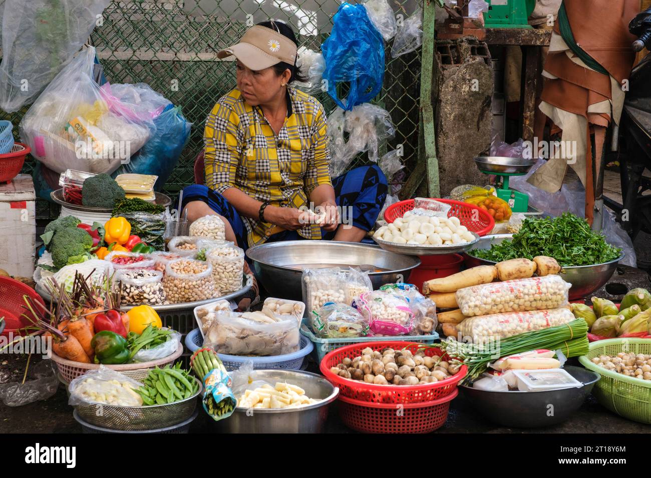 Vendeur de haricots, légumes, champignons et aliments assortis, marché Binh Tay, Ho Chi Minh ville, Vietnam. Banque D'Images