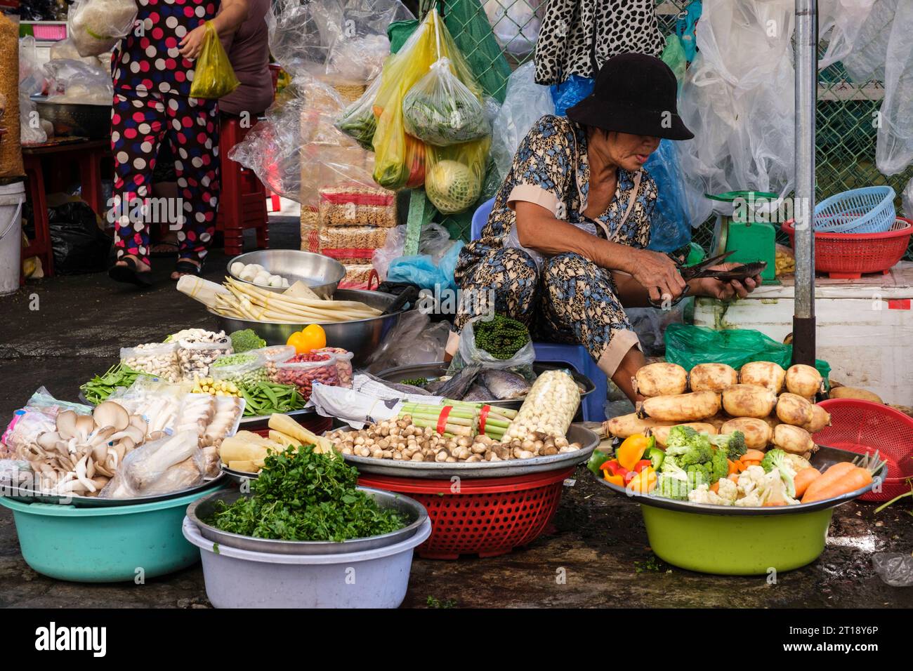 Vendeur de champignons et légumes variés, marché Binh Tay, Ho Chi Minh ville, Vietnam. Banque D'Images