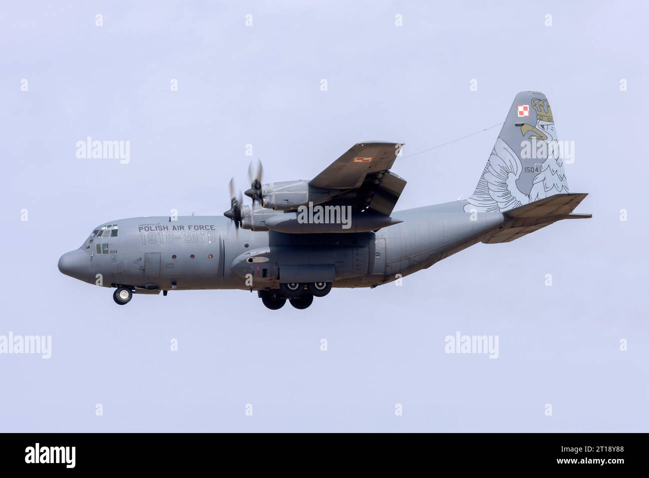 Polish Air Force Lockheed C-130E Hercules (L-382) (REG : 1504) avec une belle illustration de queue sur la piste finale 31. Banque D'Images