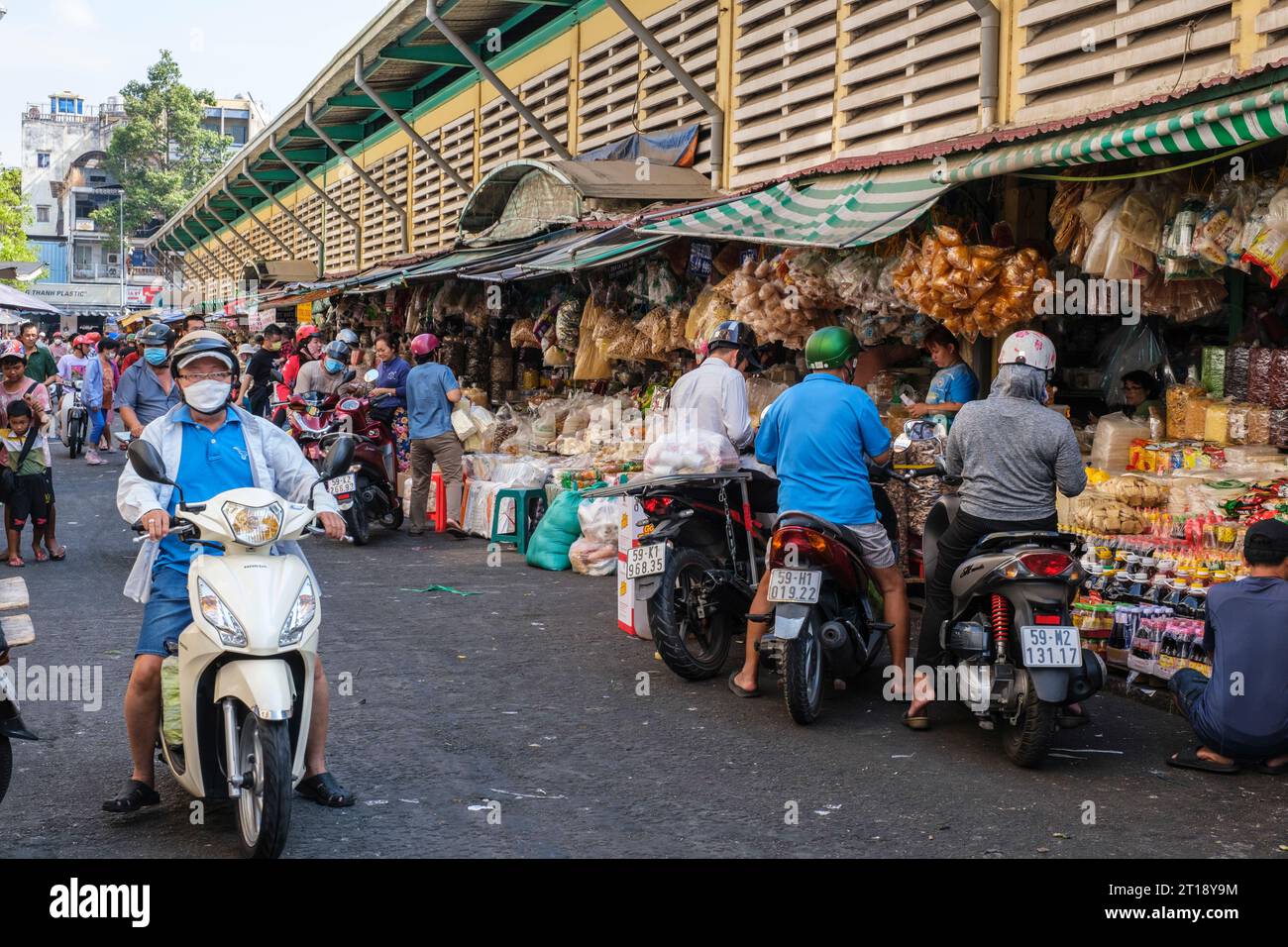 Vendeurs à l'extérieur du marché Binh Tay, Ho Chi Minh ville, Vietnam. Banque D'Images
