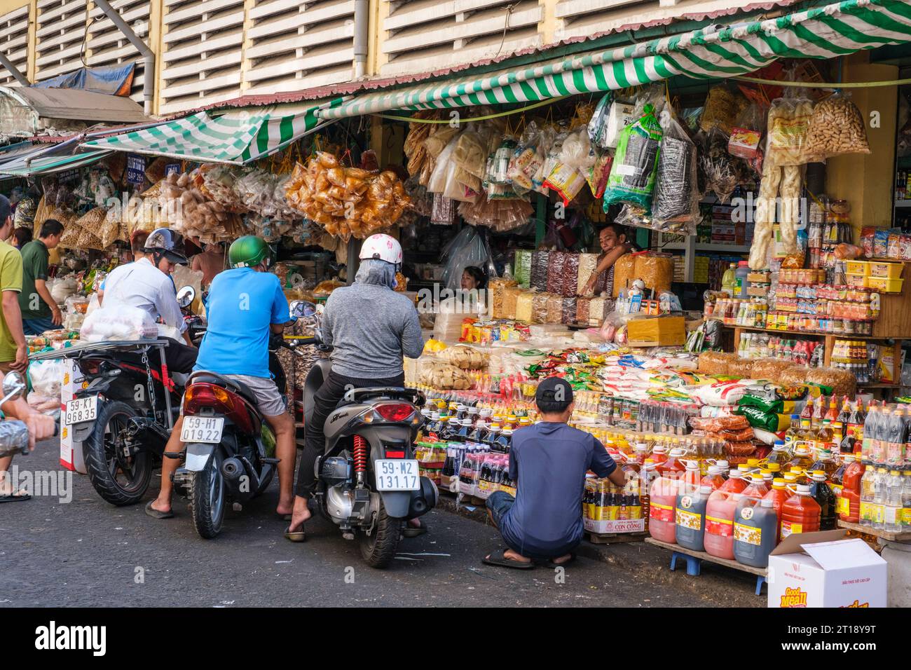Vendeurs à l'extérieur du marché Binh Tay, Ho Chi Minh ville, Vietnam. Banque D'Images