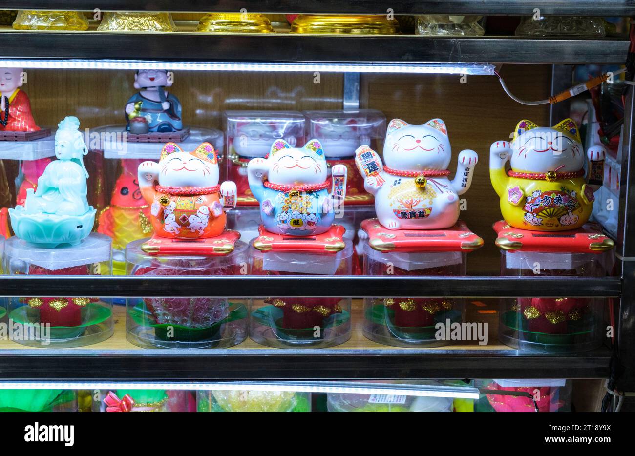 Scène du marché de Binh Tay, Ho Chi Minh-ville, Vietnam. Banques de pièces de monnaie comme articles décoratifs à la maison. Banque D'Images