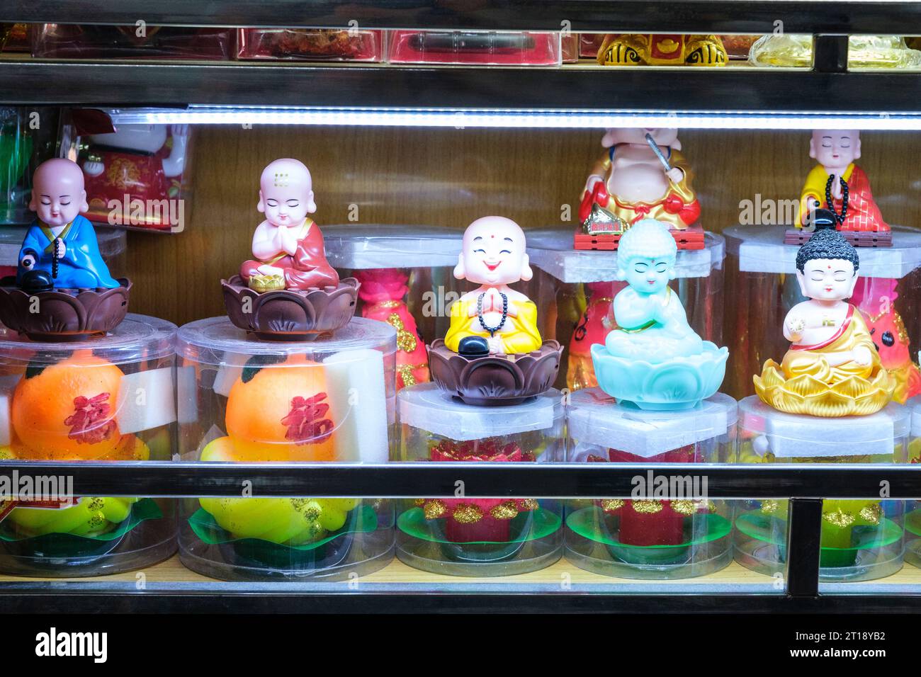 Scène du marché de Binh Tay, Ho Chi Minh-ville, Vietnam. Bouddhas souriants. Banque D'Images