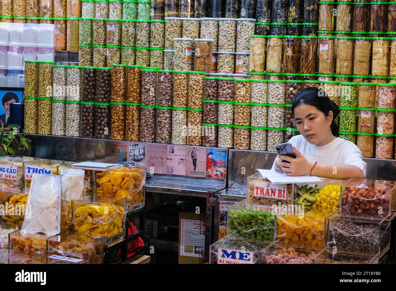 Scène du marché de Binh Tay, Ho Chi Minh-ville, Vietnam. Vendeur de noix et de fruits secs. Banque D'Images