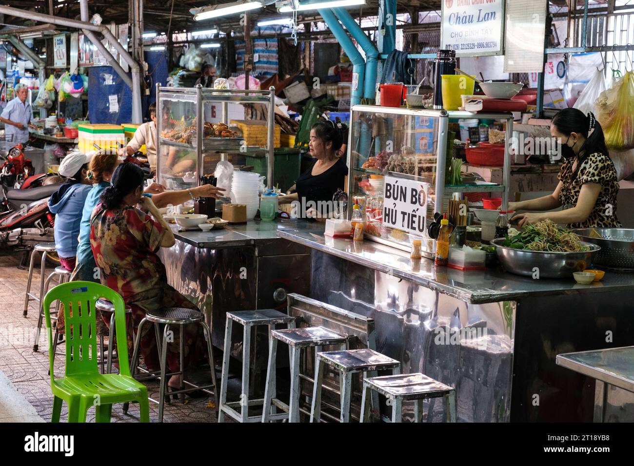 Scène du marché de Binh Tay, Ho Chi Minh-ville, Vietnam. Comptoir de restauration rapide. Banque D'Images