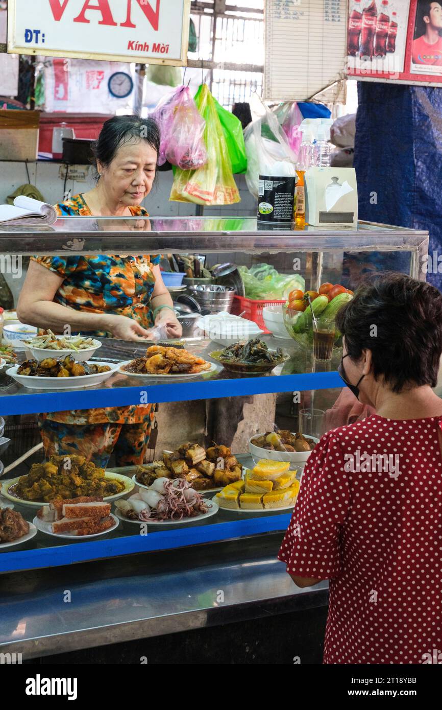 Scène du marché de Binh Tay, Ho Chi Minh-ville, Vietnam. Client au comptoir de restauration rapide. Banque D'Images