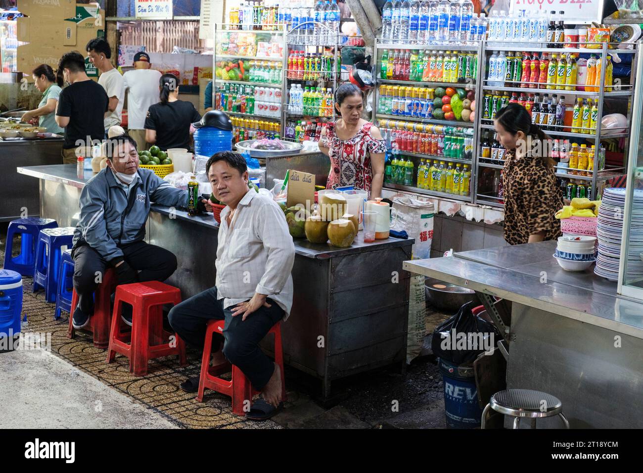 Scène du marché de Binh Tay, Ho Chi Minh-ville, Vietnam. Clients au comptoir des boissons. Banque D'Images
