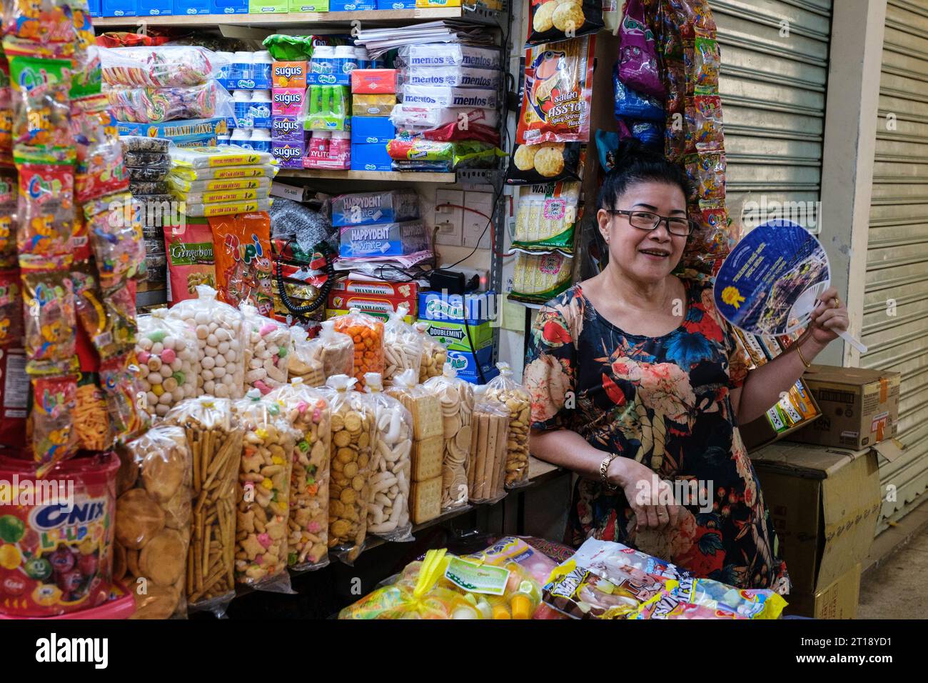 Scène de marché Binh Tay, vendeur de collations et de cadeaux, Ho Chi Minh ville, Vietnam. Banque D'Images