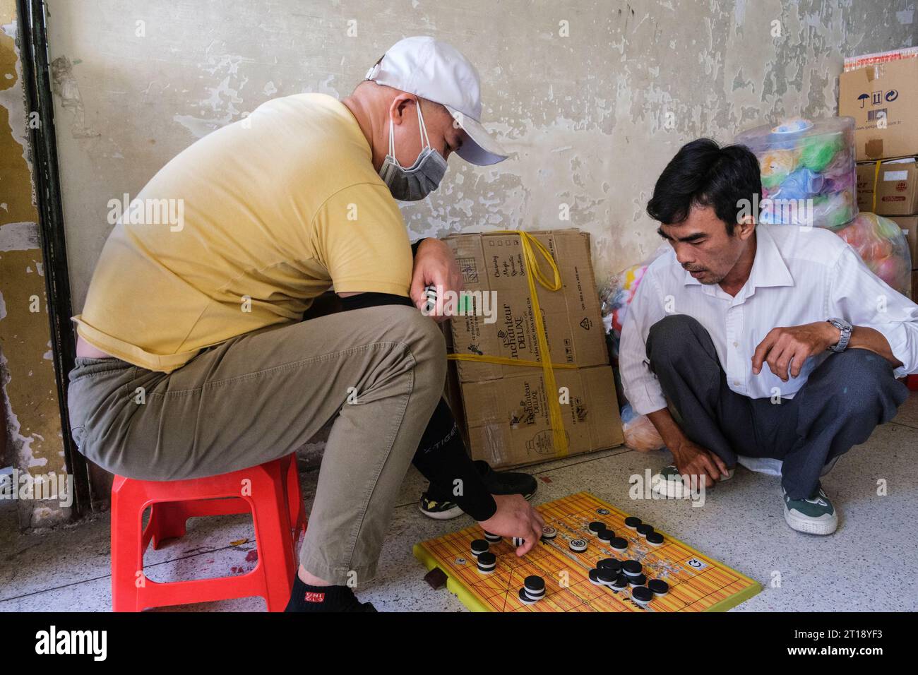 Hommes jouant aux échecs chinois, Co Vay, scène de marché Binh Tay, Ho Chi Minh ville, Vietnam. Banque D'Images