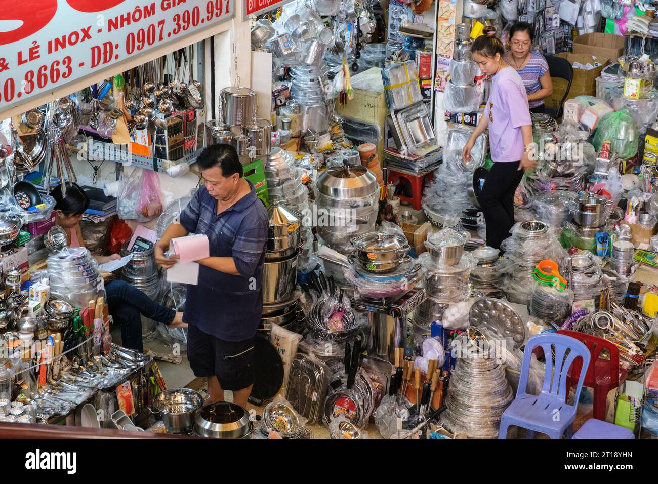Scène de marché Binh Tay, vue aérienne, vendeur d'ustensiles de cuisine, Ho Chi Minh ville, Vietnam. Banque D'Images
