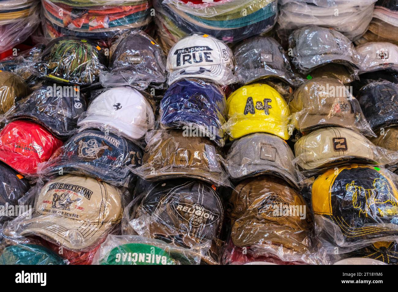 Ho Chi Minh ville, Vietnam. Chapeaux à vendre, Binh Tay Market. Banque D'Images