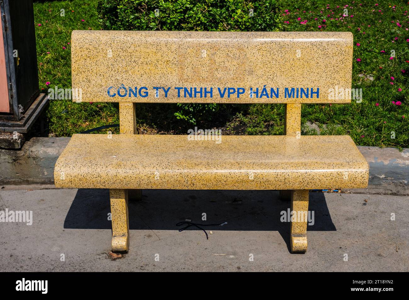 Ho Chi Minh ville, Vietnam. Banc dans Courtyard opf Binh Tay Market, montrant le nom du donateur. Banque D'Images