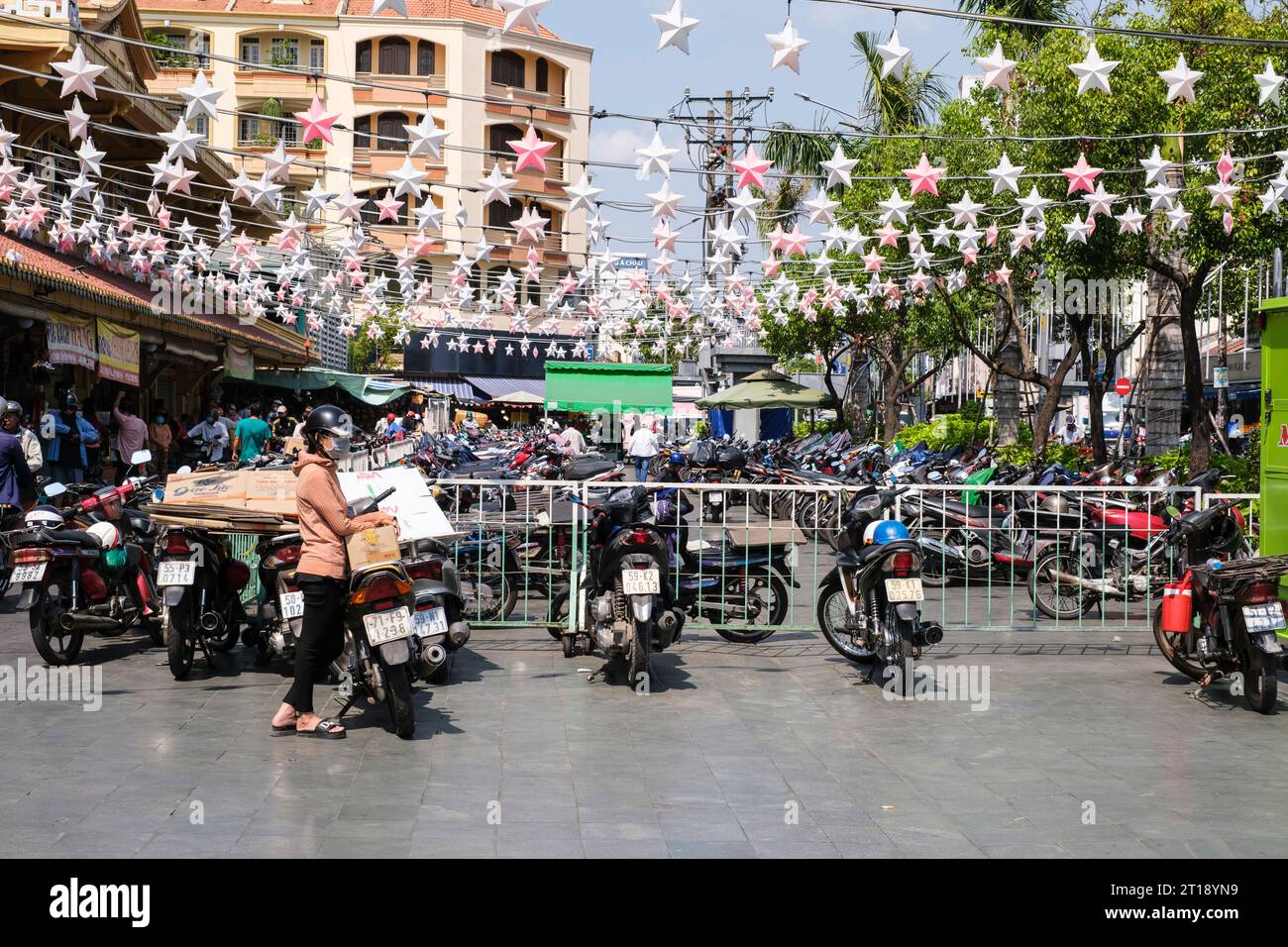 Binh Tay Market Scene, parking public pour motos, Ho Chi Minh ville, Vietnam. Banque D'Images
