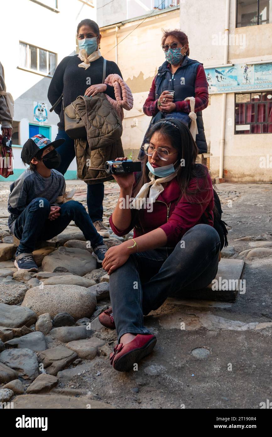 La Paz, Bolivie - août 8 2022 : une femme bolivienne avec un caméscope est assise avec d'autres Banque D'Images
