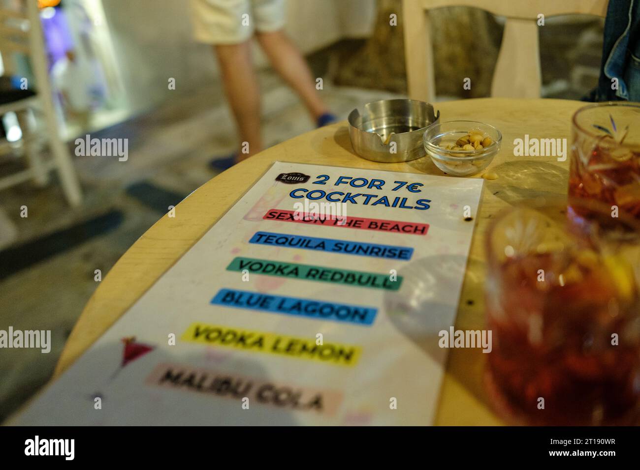 IOS, Grèce - 8 septembre 2023 : vue d'une carte de cocktails dans un bar en plein air d'iOS Grèce Banque D'Images