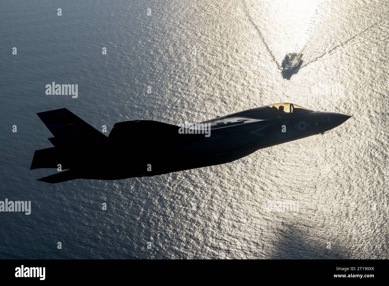 Patuxent River, États-Unis. 11 octobre 2023. Un avion de chasse furtif F-35B du corps des Marines américain piloté par le pilote d'essai de l'USMC, le Maj Paul Gucwa, tourne vers le pont d'envol du porte-avions HMS Prince of Wales de la Royal Navy lors des derniers essais en mer First of Class, le 11 octobre 2023 au large des côtes du Maryland, ÉTATS-UNIS. Crédit : Dane Wiedmann/États-Unis Navy photo/Alamy Live News Banque D'Images