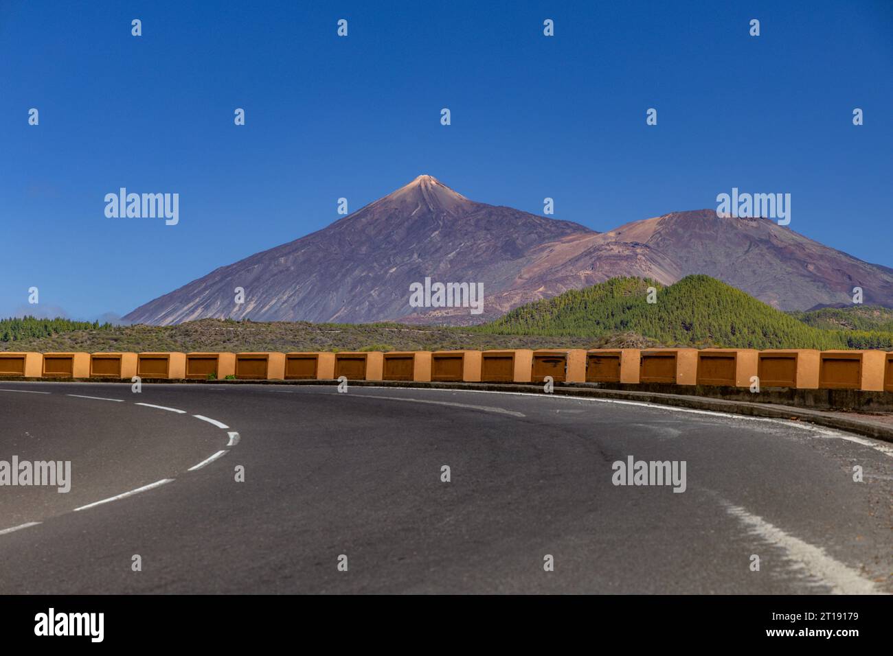 Volcan Teide à Tenerife - une route sinueuse dangereuse au sommet du volcan Espagne Banque D'Images