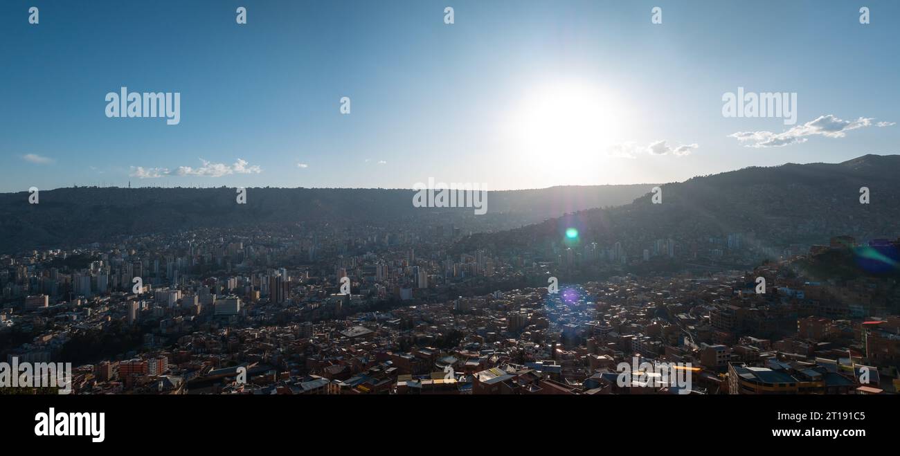 La ville de la Paz, Bolivie vue du ciel avec les sommets de la Cordillère des Andes Banque D'Images