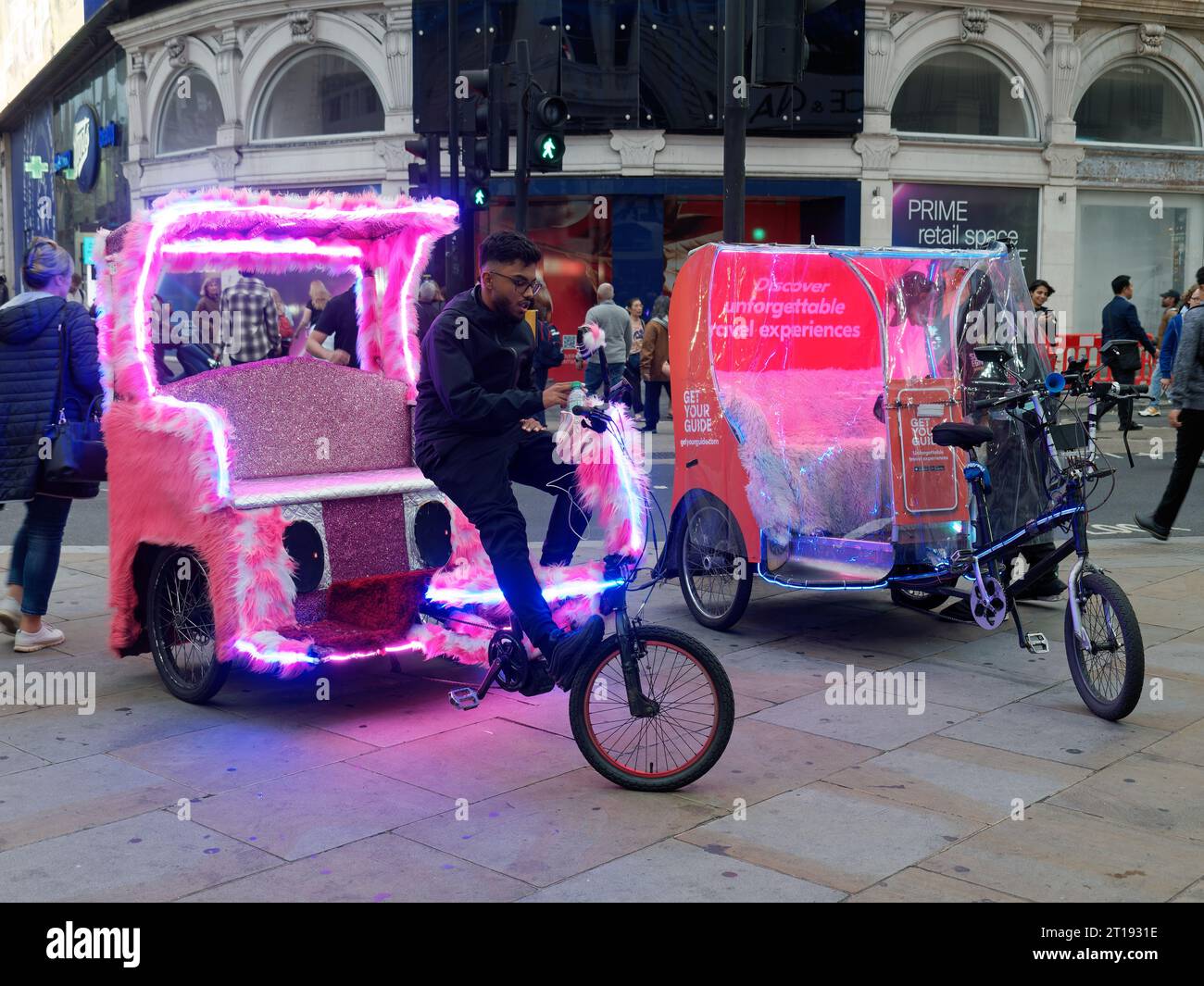 Deux tricycles de taxi tricycles rose moelleux décorés avec goût, attendant les passagers touristiques à Londres Banque D'Images