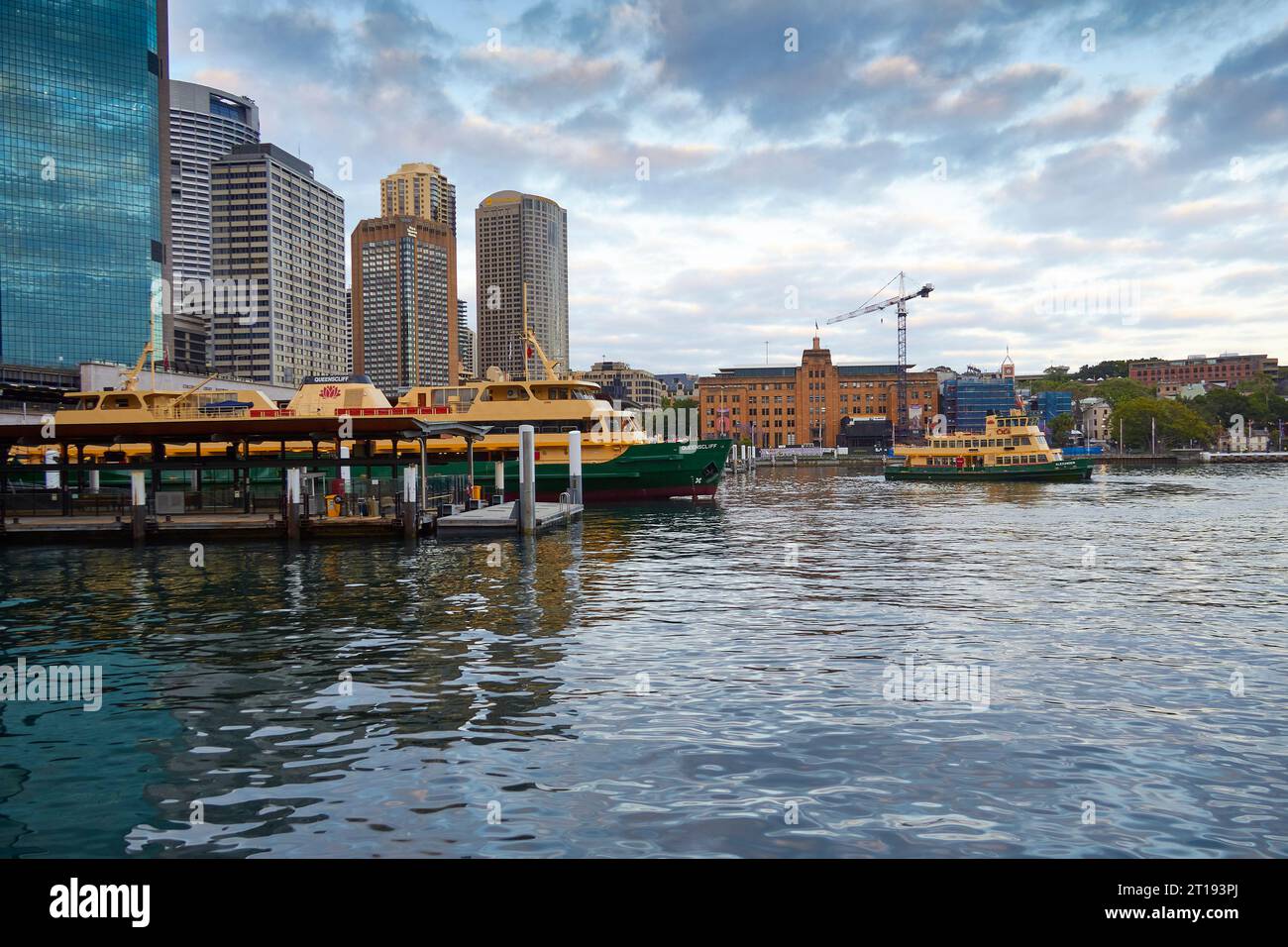 Le Circular Quay Ferry Wharf à Dawn. Le ferry MV ALEXANDER en cours. Sydney, Nouvelle-Galles du Sud, Australie. Banque D'Images