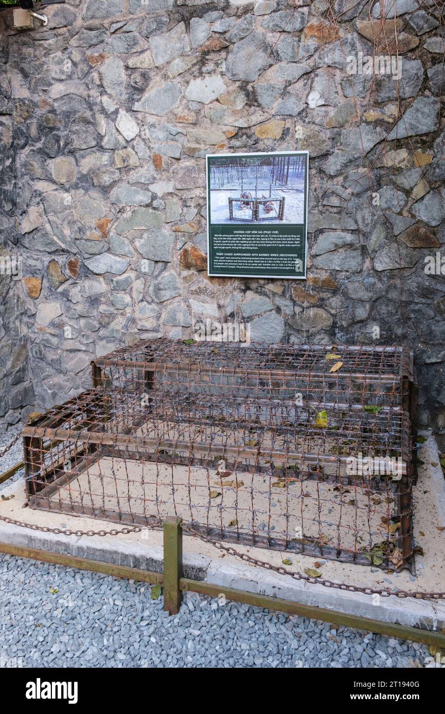 Ho Chi Minh, Vietnam. Musée des restes de guerre. Cages à tigre pour la détention des prisonniers, prison coloniale française. Banque D'Images