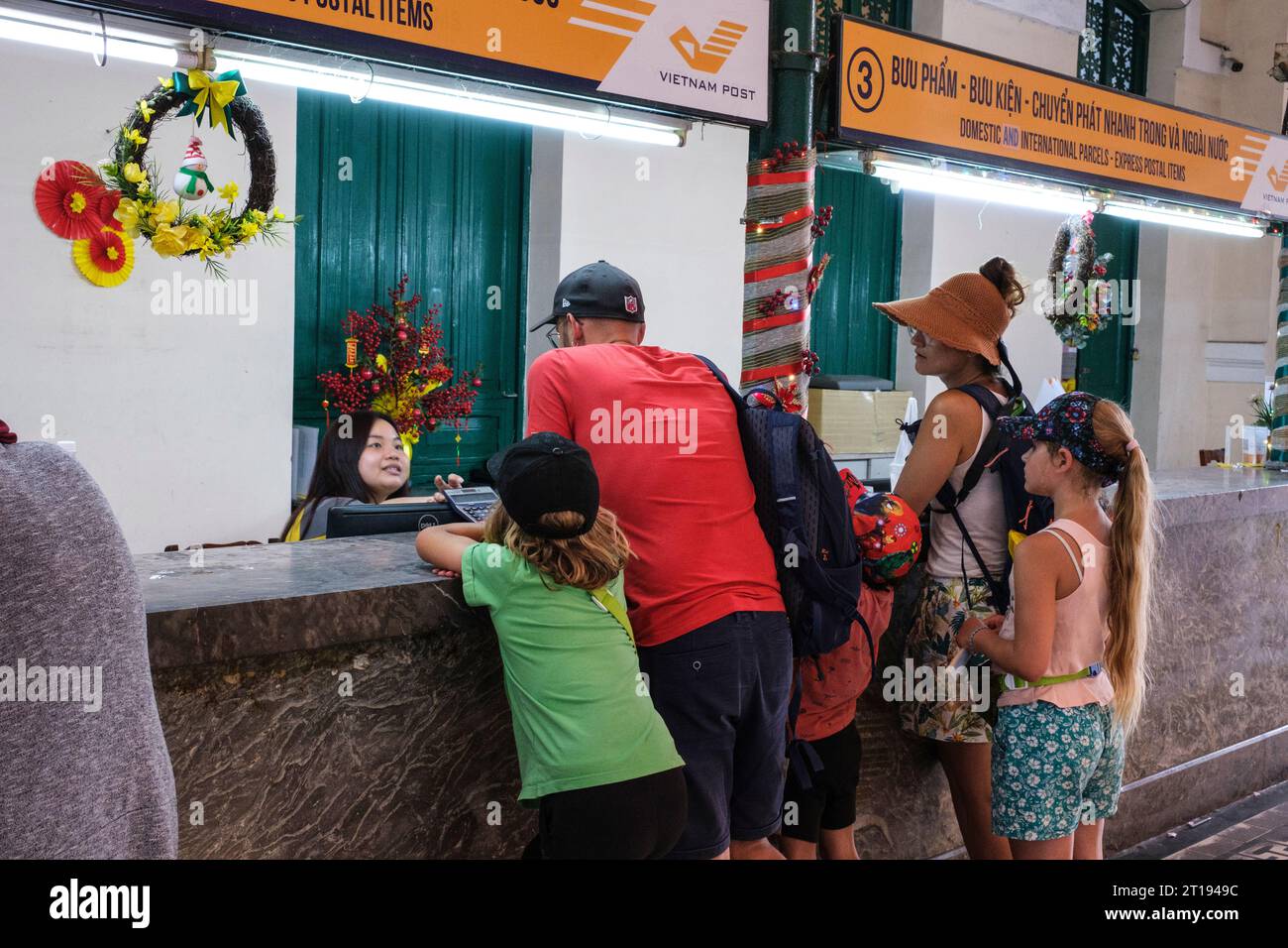 Ho Chi Minh, Vietnam. Touristes au bureau de poste de l'ère coloniale française. Banque D'Images