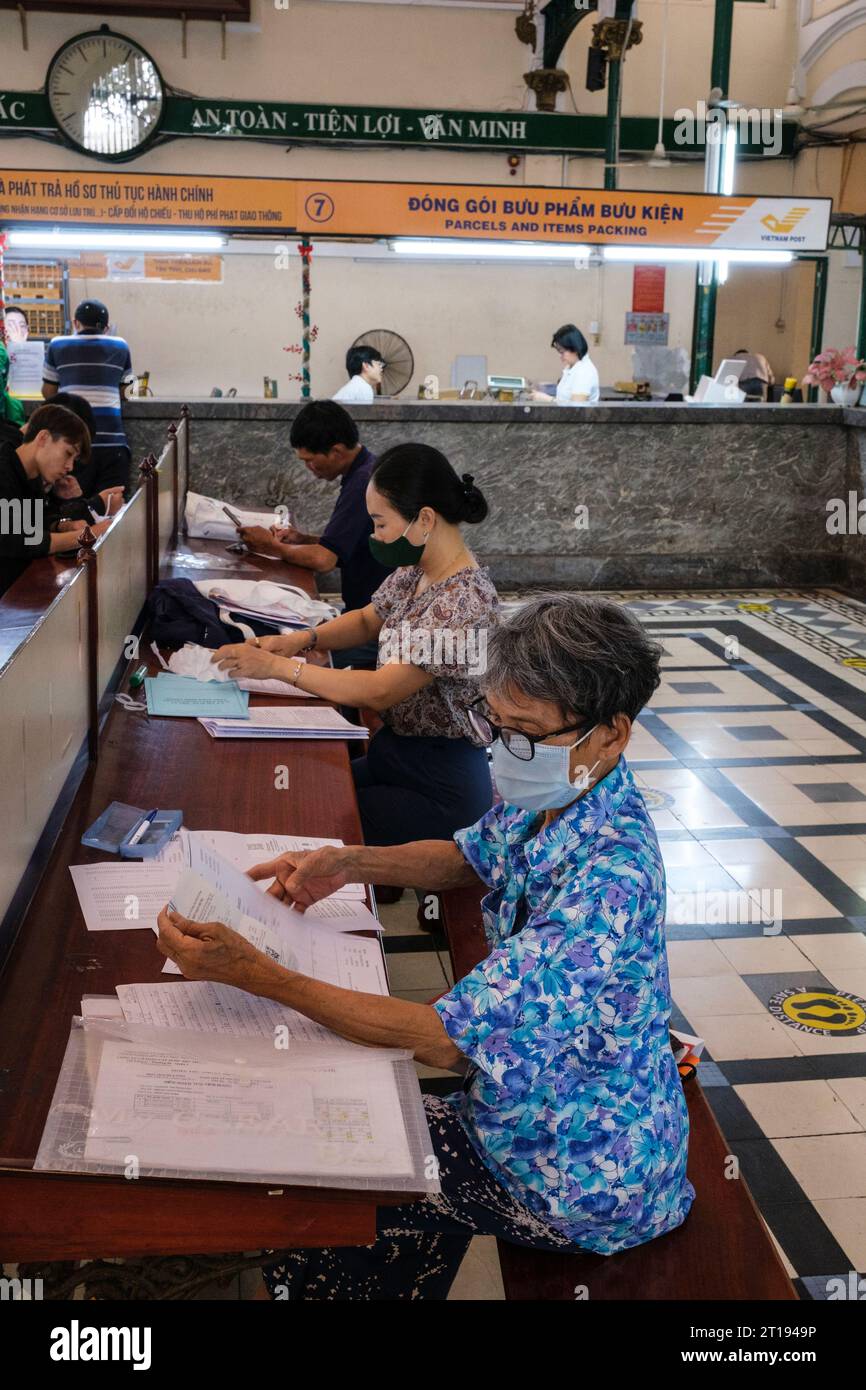 Ho Chi Minh, Vietnam. Bureau de poste de l'ère coloniale française. Zone d'écriture. Banque D'Images