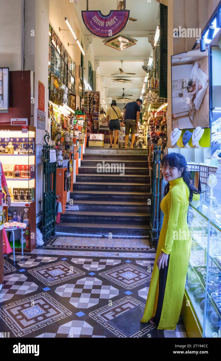 Ho Chi Minh, Vietnam. Bureau de poste de l'ère coloniale française. Femme vietnamienne portant un Ao Dai. Banque D'Images