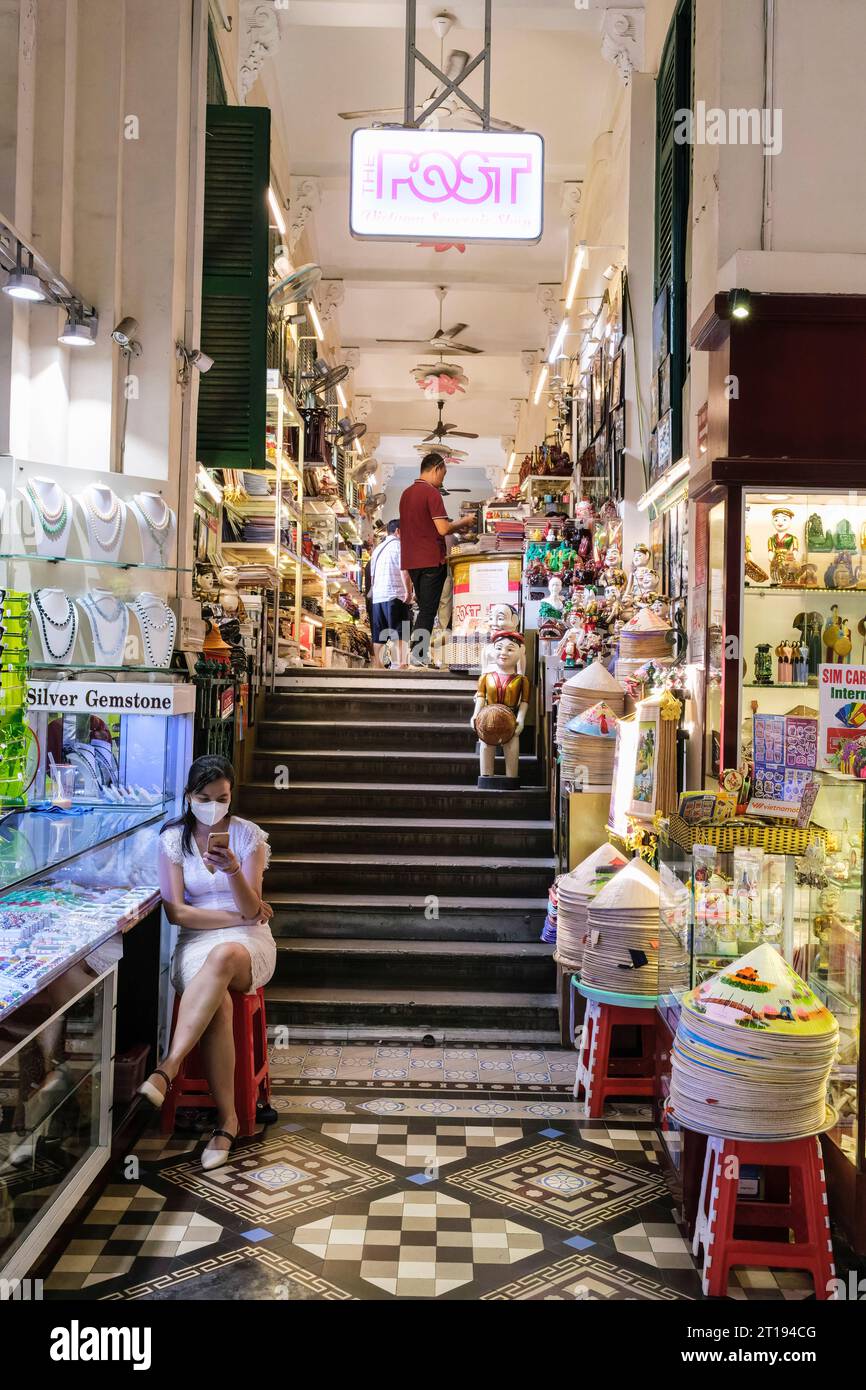 Ho Chi Minh, Vietnam. Bureau de poste de l'ère coloniale française. Boutique de cadeaux à l'intérieur du bureau de poste. Banque D'Images