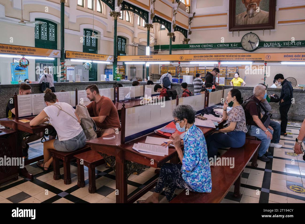Ho Chi Minh, Vietnam. Bureau de poste de l'ère coloniale française. Zone d'écriture. Banque D'Images