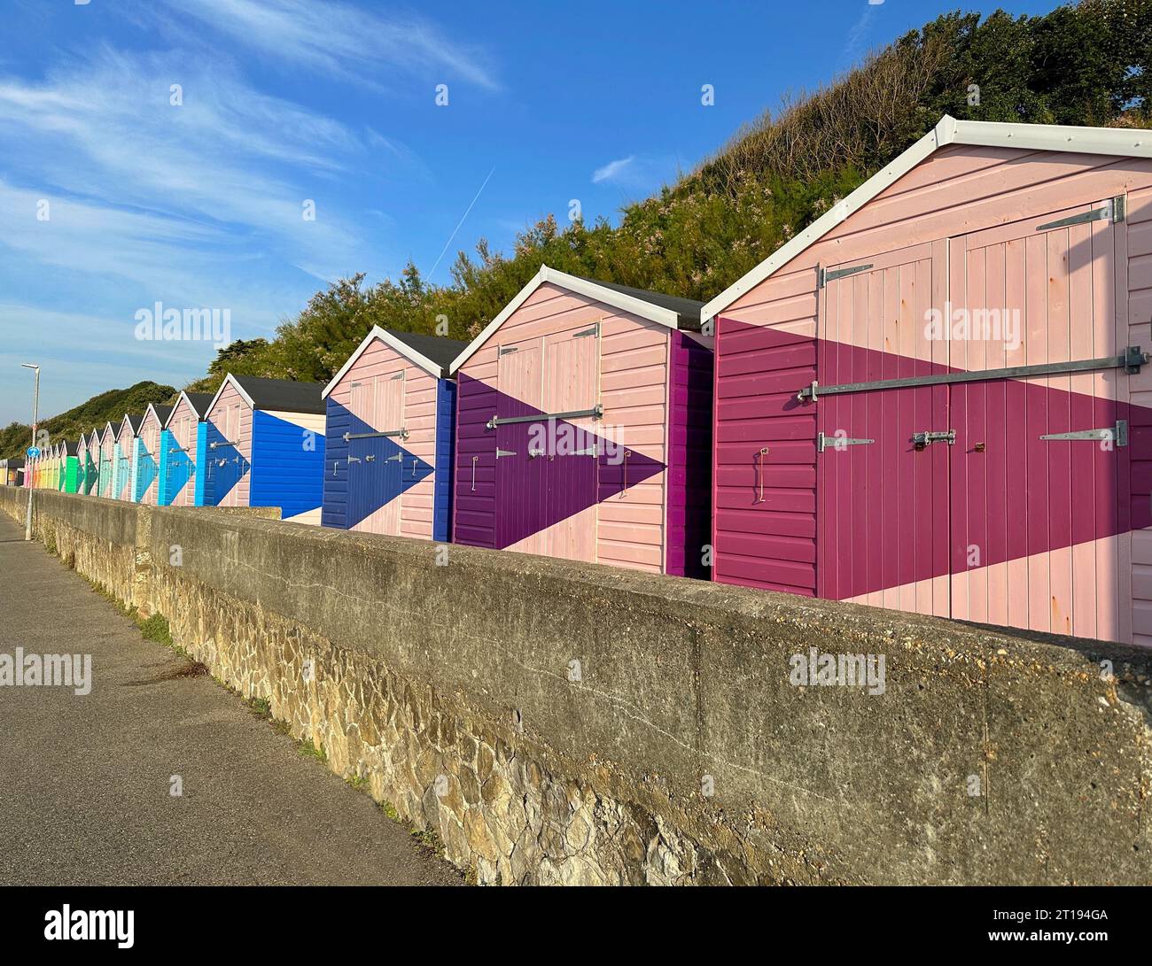 Rangée de cabanes de plage en bois multicolores sur la plage, Folkestone, Kent, Angleterre, Royaume-Uni Banque D'Images