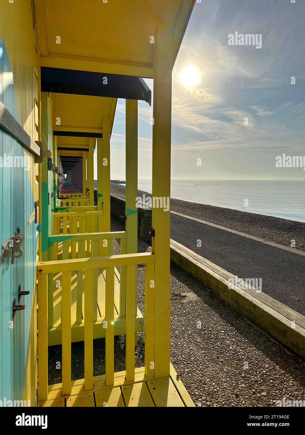 Rangée de cabanes de plage en bois multicolores sur la plage, Folkestone, Kent, Angleterre, Royaume-Uni Banque D'Images