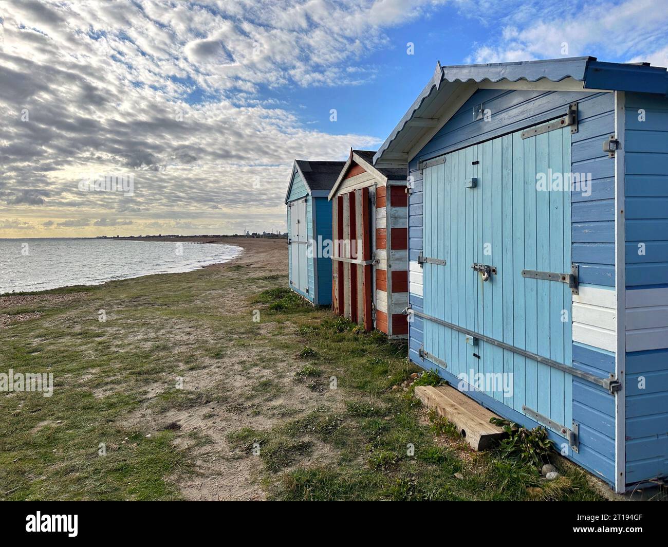 Trois cabanes de plage au bord de la mer en automne, Hayling Island, Havant, Hampshire, Angleterre, ROYAUME-UNI Banque D'Images