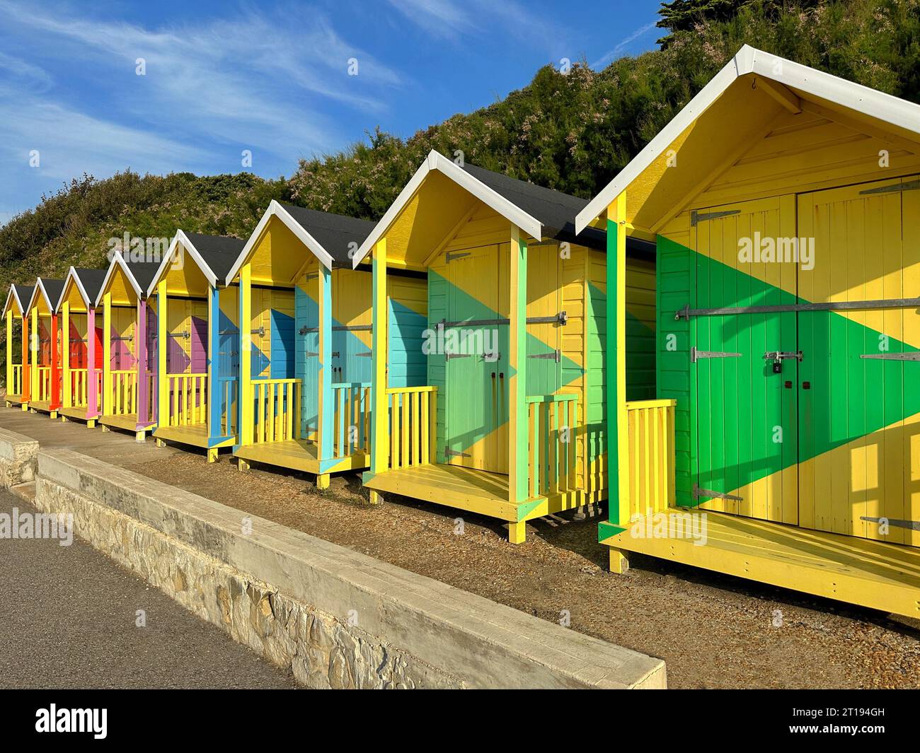 Rangée de cabanes de plage en bois multicolores sur la plage, Folkestone, Kent, Angleterre, Royaume-Uni Banque D'Images