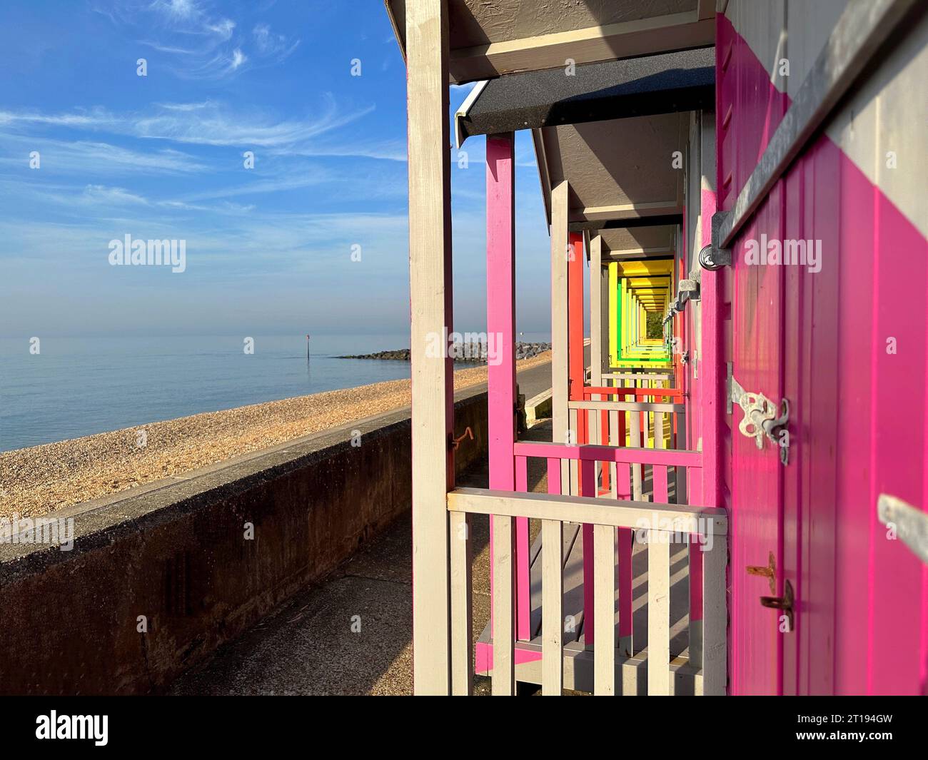 Rangée de cabanes de plage en bois multicolores sur la plage, Folkestone, Kent, Angleterre, Royaume-Uni Banque D'Images