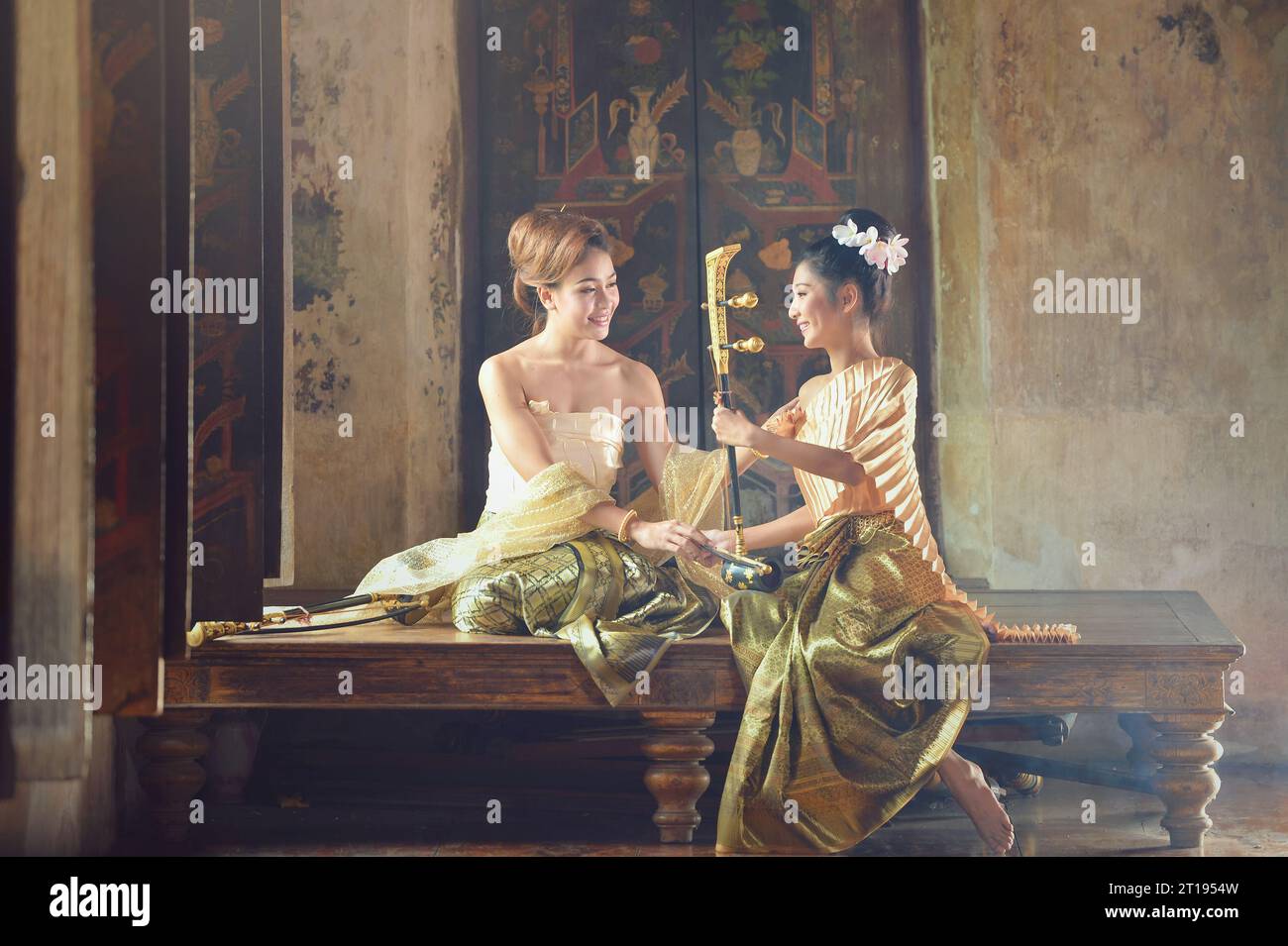 Deux femmes asiatiques en vêtements traditionnels thaïlandais avec un instrument à cordes Saw Duang thaïlandais, Thaïlande Banque D'Images