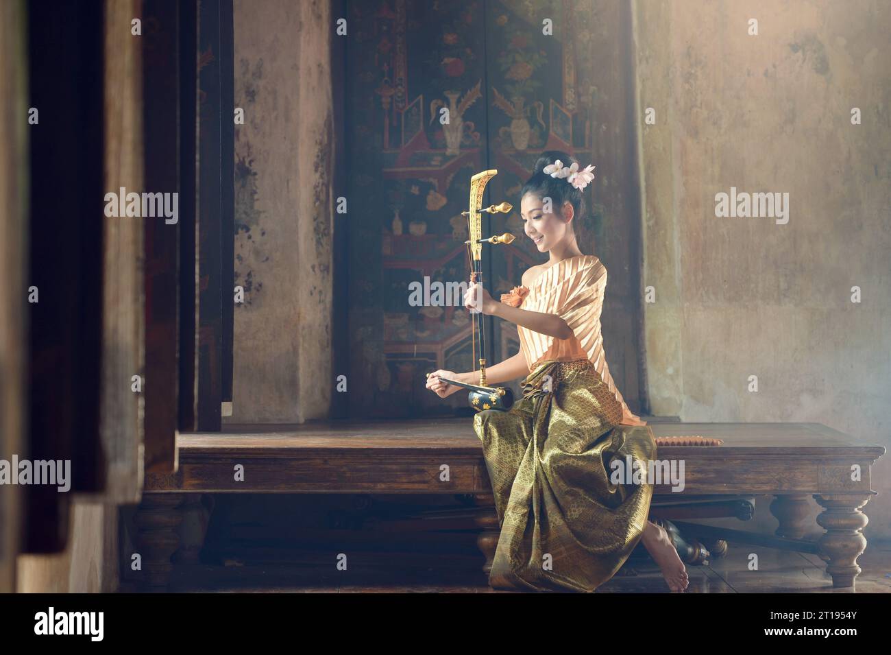 Femme en vêtements traditionnels jouant d'un instrument à cordes thaïlandais Saw Duang, Thaïlande Banque D'Images