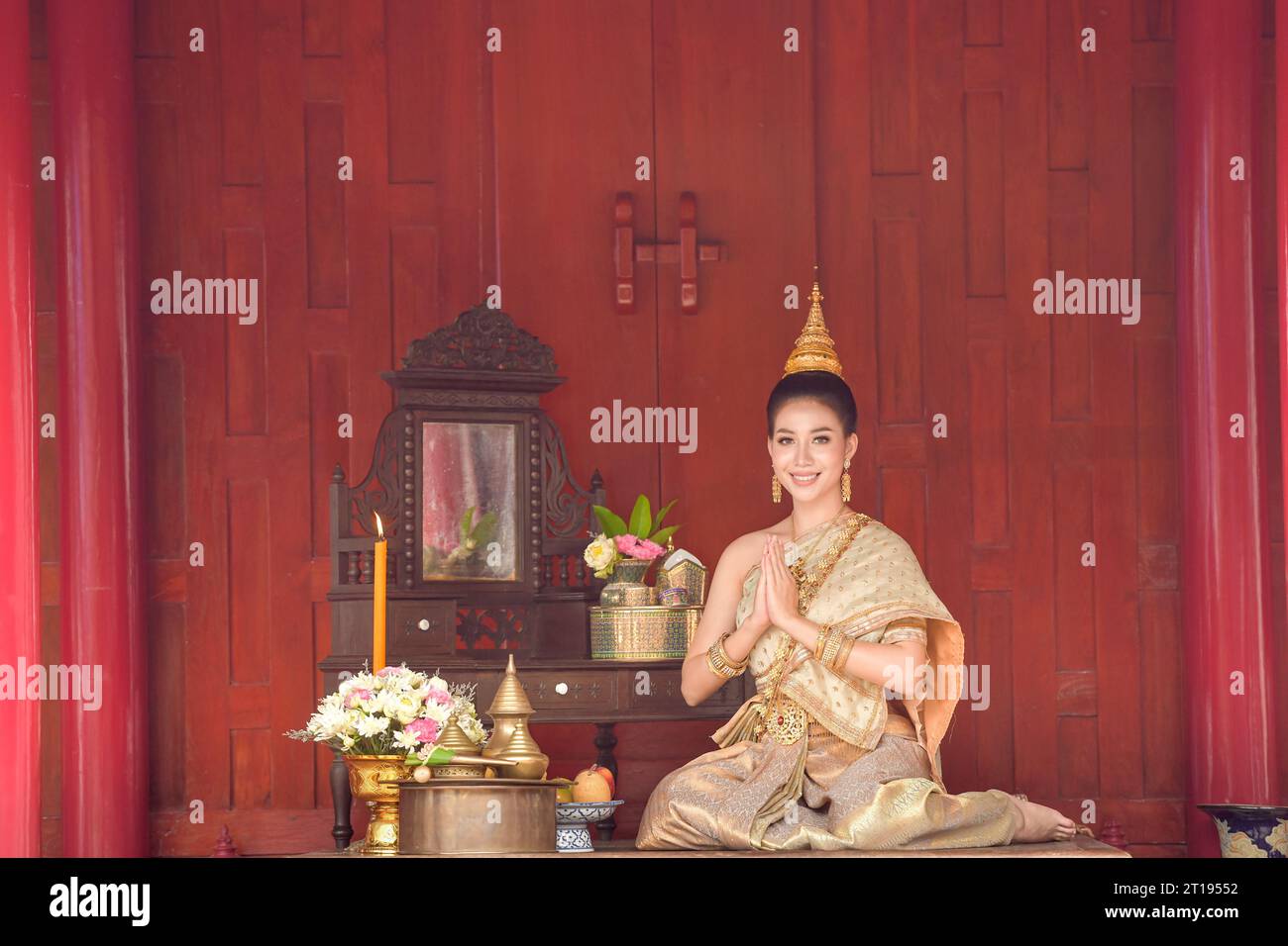 Femme thaïlandaise souriante assise avec ses mains en position de prière, Thaïlande Banque D'Images